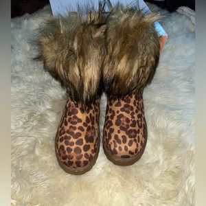 Leopard print boots with the fur